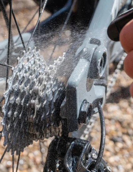 Application de dégraissant pour chaîne et transmission sur la cassette du vélo