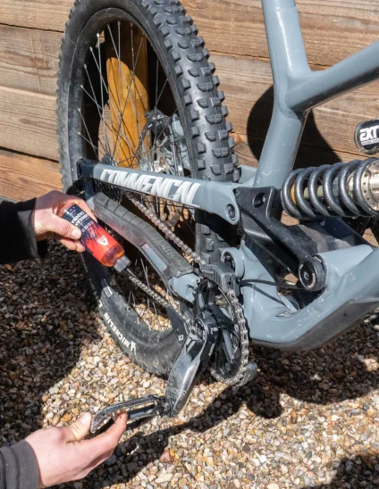 application d'huile de chaîne sur le vélo