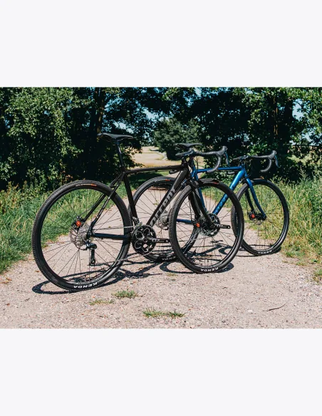 Vélo de gravel Accent Falcon en couleur Noir