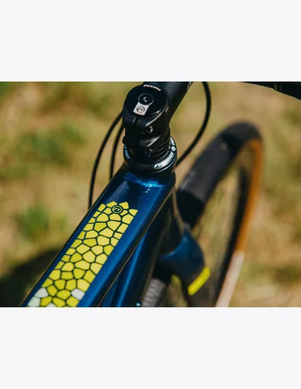 Bicicleta de gravel Accent Furious Azul con diseño de adoquines