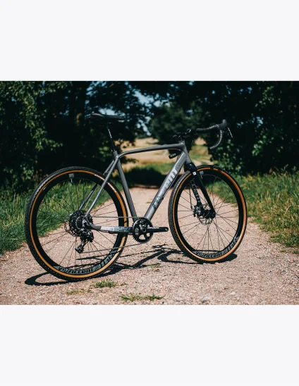 Bicicleta de gravel Accent Furious en color Gris con frenos de disco