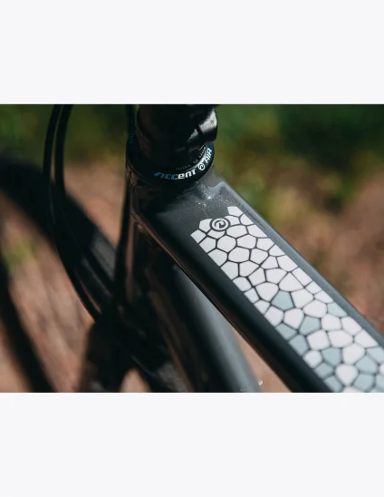 Bicicleta de gravel Accent Furious en color Gris con diseño de adoquines