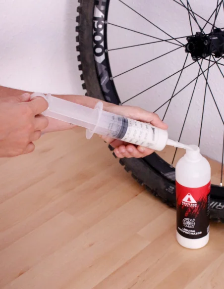 Utilisation de la seringue du kit tubeless pour roues de vélo