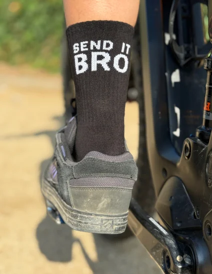 Calcetines Dartmoor Send It Bro en color negro. Calcetines para Dirt Jumpers, BMXers, Descenders y Freeriders.