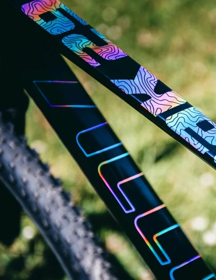 Détails des coloris du cadre Accent Peak Carbon Boost Black Magic