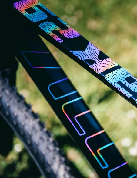 detalles de lo colores del cuadro Accent Peak Carbon Boost black magic