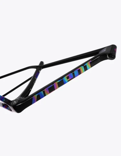 parte de abajo del cuadro Accent Peak Carbon Boost black magic