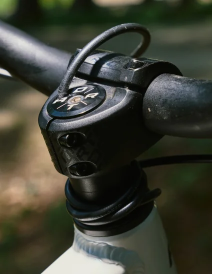 Pieza Dartmoor Bar Mode montada en la bici para hacer barspin con el freno delantero sin dañar el cable