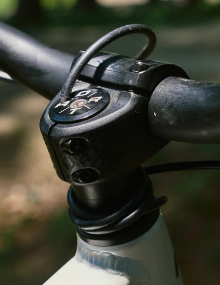 Pieza Dartmoor Bar Mode montada en la bici para hacer barspin con el freno delantero sin dañar el cable
