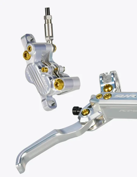 Primer plano de los Frenos SUHR en color plata con tornillos de titanio en color dorado