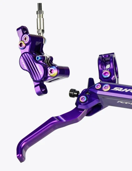 Primer plano de los Frenos SUHR en color morado con tornillos de titanio en color petrol