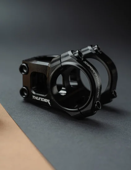 Potence Dartmoor Thunder de couleur noire pour cintre de 35 mm