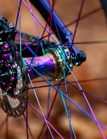 Buje Dartmoor Reel Pro V.2 Single Speed 10x135 de color petrol montado en la bici