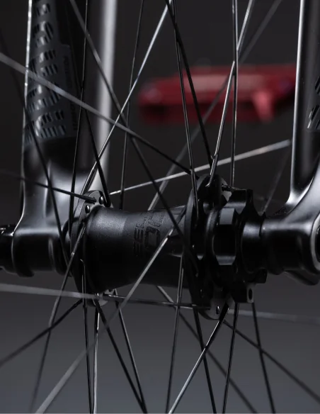 Moyeu avant Dartmoor Reel Expert en couleur noir monté sur la roue