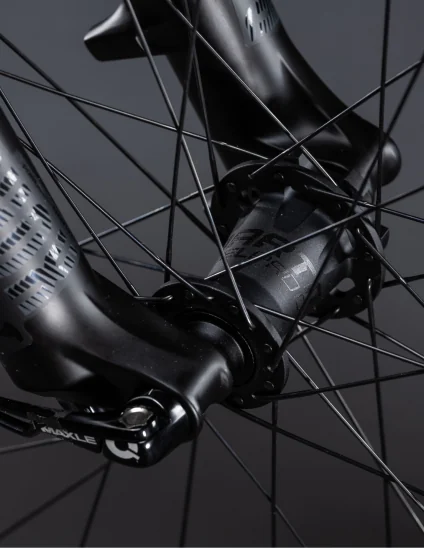 Moyeu avant Dartmoor Reel Expert en couleur noir monté sur le vélo