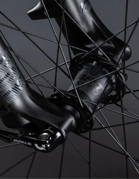 Moyeu avant Dartmoor Reel Expert en couleur noir monté sur le vélo