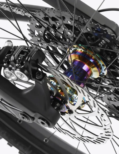 Buje trasero Dartmoor Reel Expert de color petrol montando en la bici