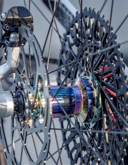 Buje trasero Dartmoor Reel Expert petrol montado en la bici