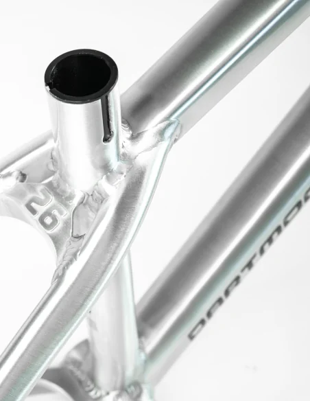 detalle 26" del Cuadro Dartmoor Two6player Pro color plata