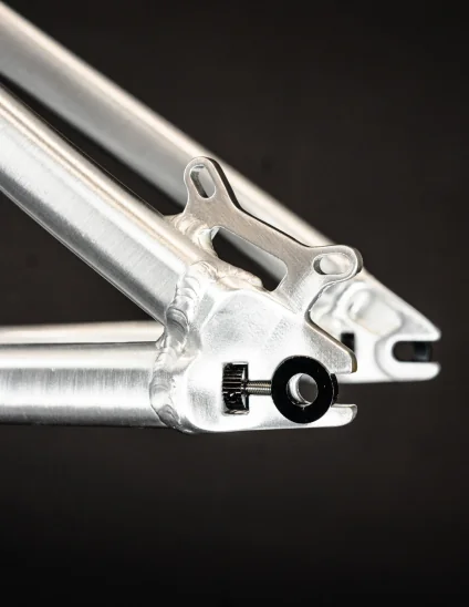 Cuadro Dartmoor Two6player Pro de color plata con punteras horizontales con tensores para single speed