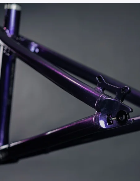 El Cuadro Dartmoor Two6player Pro color azul cósmico con punteras horizontales y tensores para single speed