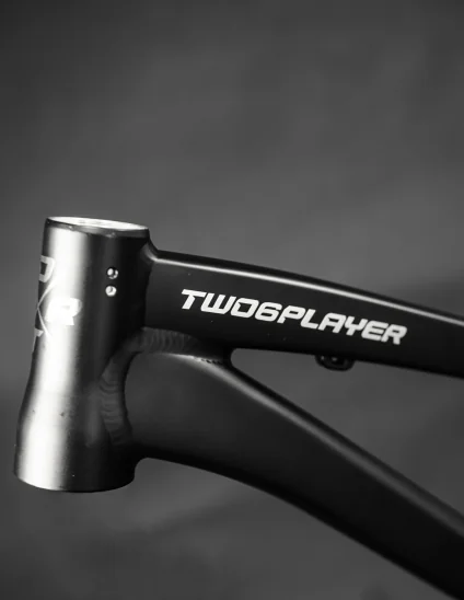 Cuadro Dartmoor Two6player Pro negro detalle de la pipa de dirección