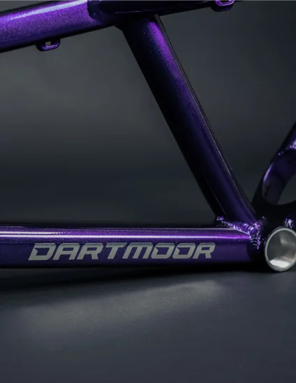 letras plateadas del Cuadro Dartmoor Two6player Pro color azul cósmico