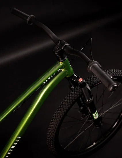 Bicicleta Dartmoor Gamer Intro 26" de color Verde con manillar y puños Dartmoor