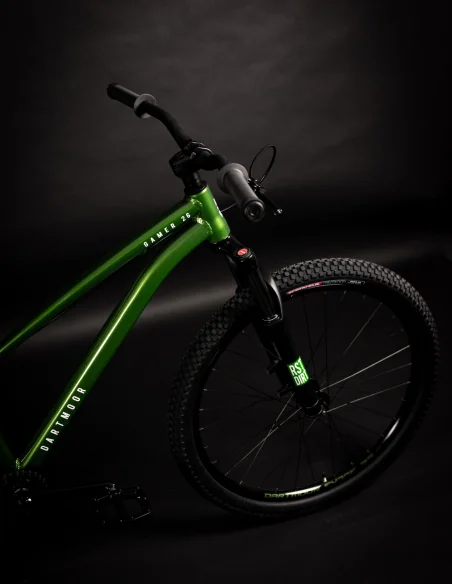 vista lateral de la Bicicleta de dirt jump Dartmoor Gamer Intro 26" en color Verde