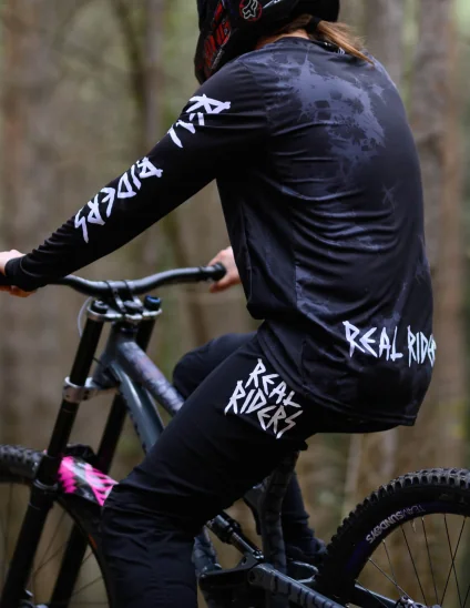 Équipement avec maillot et pantalon pour descente et enduro.