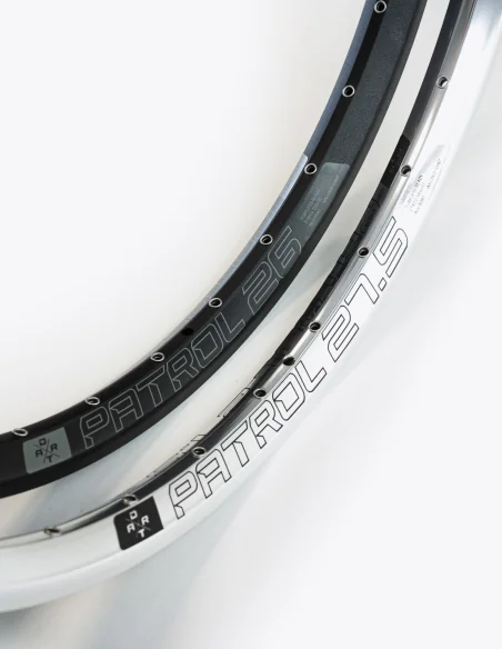 Llantas Dartmoor Patrol V2 en color negro y plata de 32 agujeros en 26, 27,5 y 29 pulgadas