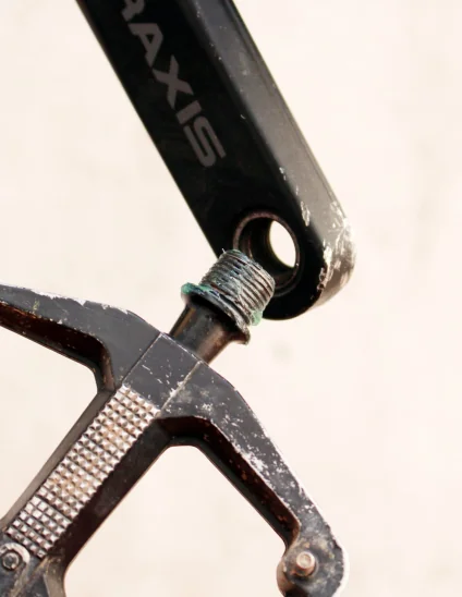 graissage pedale velo Restless Bike | graisse anti craquement vélo