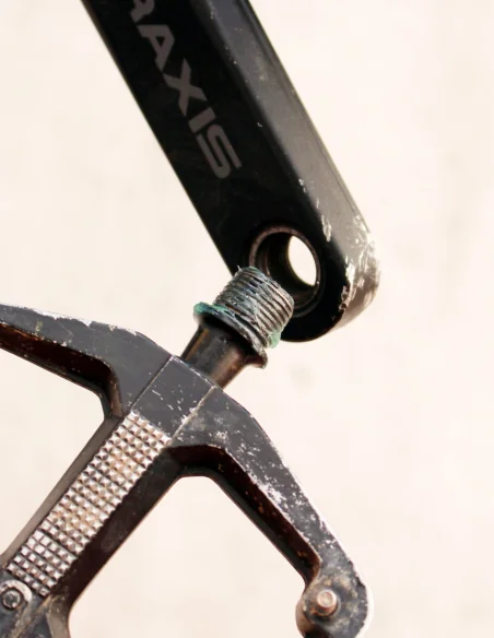 graissage pedale velo Restless Bike | graisse anti craquement vélo