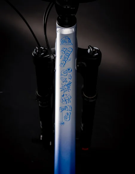 detalles tubo superior Cuadro Dartmoor Rocbird Junior M 27.5"/26" en color azul/plata