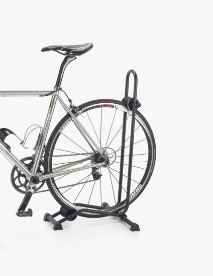 Support pour vélo Bike Hand YC-97 (24"-29") soutenant le vélo par la roue arrière.