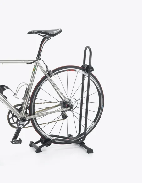 Support pour vélo Bike Hand YC-97 (24"-29") soutenant le vélo par la roue arrière.