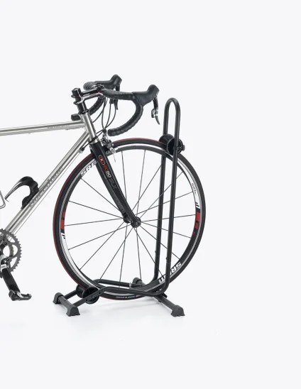 Support pour vélo Bike Hand YC-97 (24"-29") soutenant le vélo par la roue avant.