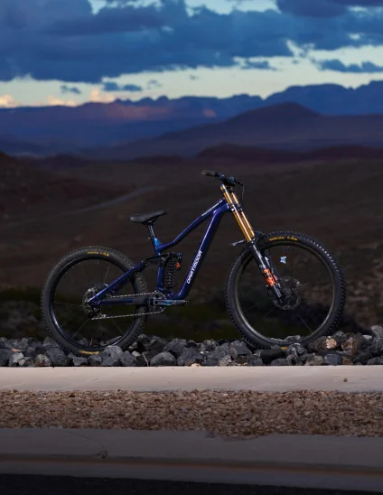 Cadre Dartmoor Thunderbird FR équipé d'une fourche Fox 40 pour la descente et le freeride