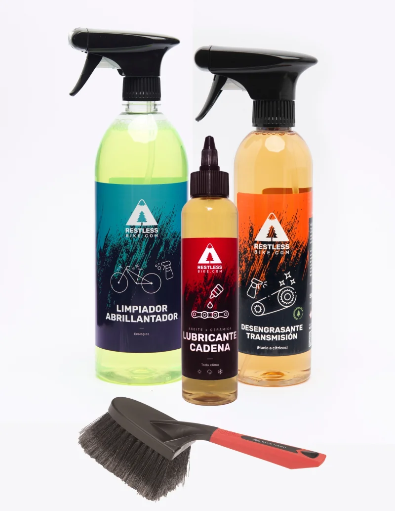 Kit de nettoyage pour vélo avec un nettoyant, un dégraissant, une huile et une brosse 2