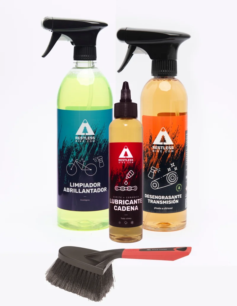 Kit de limpieza para bicicleta con un limpiador, un desengrasante un aceite y un cepillo