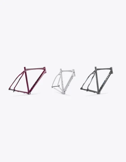 Trois cadres de cyclo-cross Accent CX-One en aluminium, en couleur argent, gris et bordeaux.