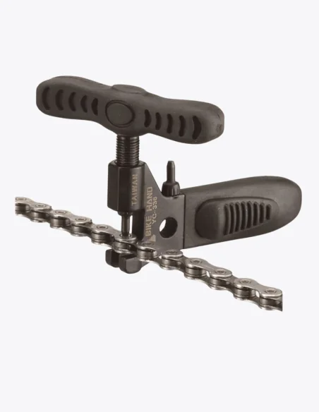Tronchacadenas Bike Hand YC-336 usándose en una cadena de bicicleta