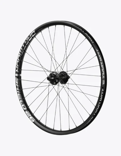 Rueda delantera Dartmoor Shield 26” con las letras de color plata