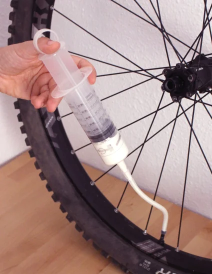 Jeringuilla para inyectar tubeless a la rueda de la bicicleta a través de la válvula