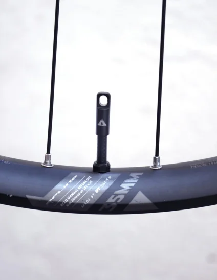 valve tubeless avec bouchon pour l'enlèvement de l'obusier