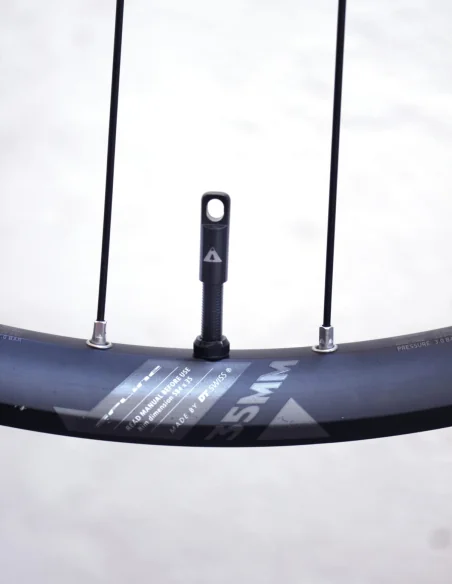 valve tubeless avec bouchon pour l'enlèvement de l'obusier valve tubeless avec bouchon pour l'enlèvement de l'obusier