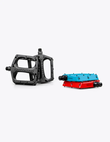 Pedales Dartmoor Drift de plataforma ligeros y de nylon en color negro, rojo y azul