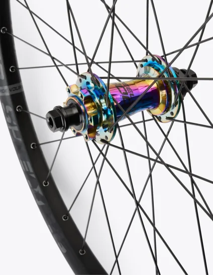 Rueda Trasera Dartmoor Shield 26” con buje de 10x135mm | ruedas dirt jump 26 con buje color gasolina