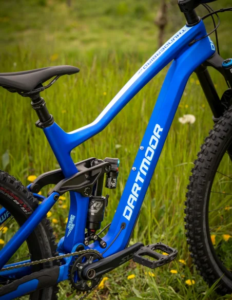 Bicicleta Dartmoor Thunderbird CF Pro de Carbono y color azul