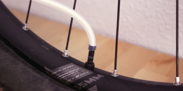 Comment appliquer le liquide anti-crevaison?